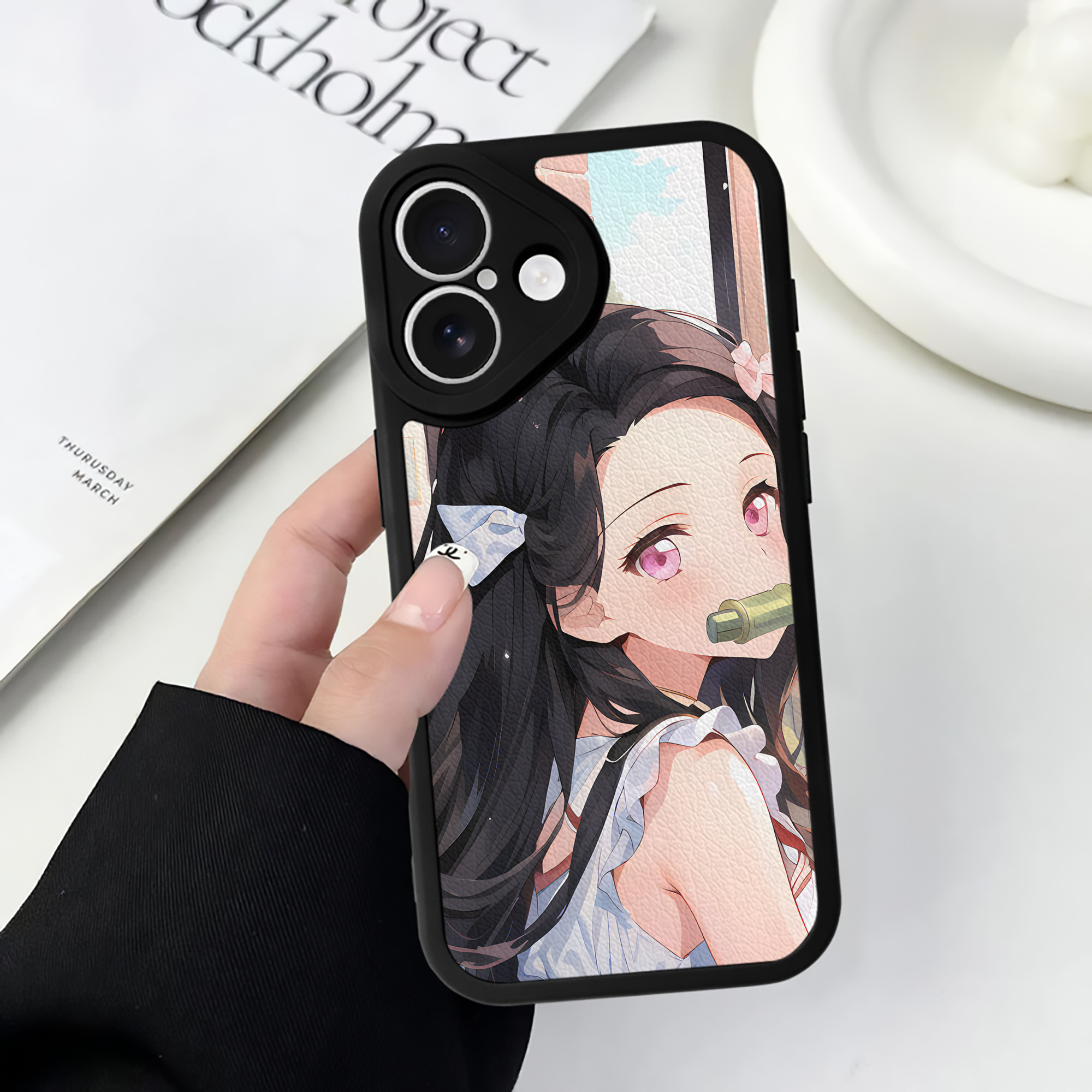 （画像用） 鬼滅の刃（きめつのやいば）竈門 禰󠄀豆子／かまど ねずこ Kamado Nezuko 【iPhone 16シリーズ対応】シリコンスマホケース（レザー調） 材質：シリコン